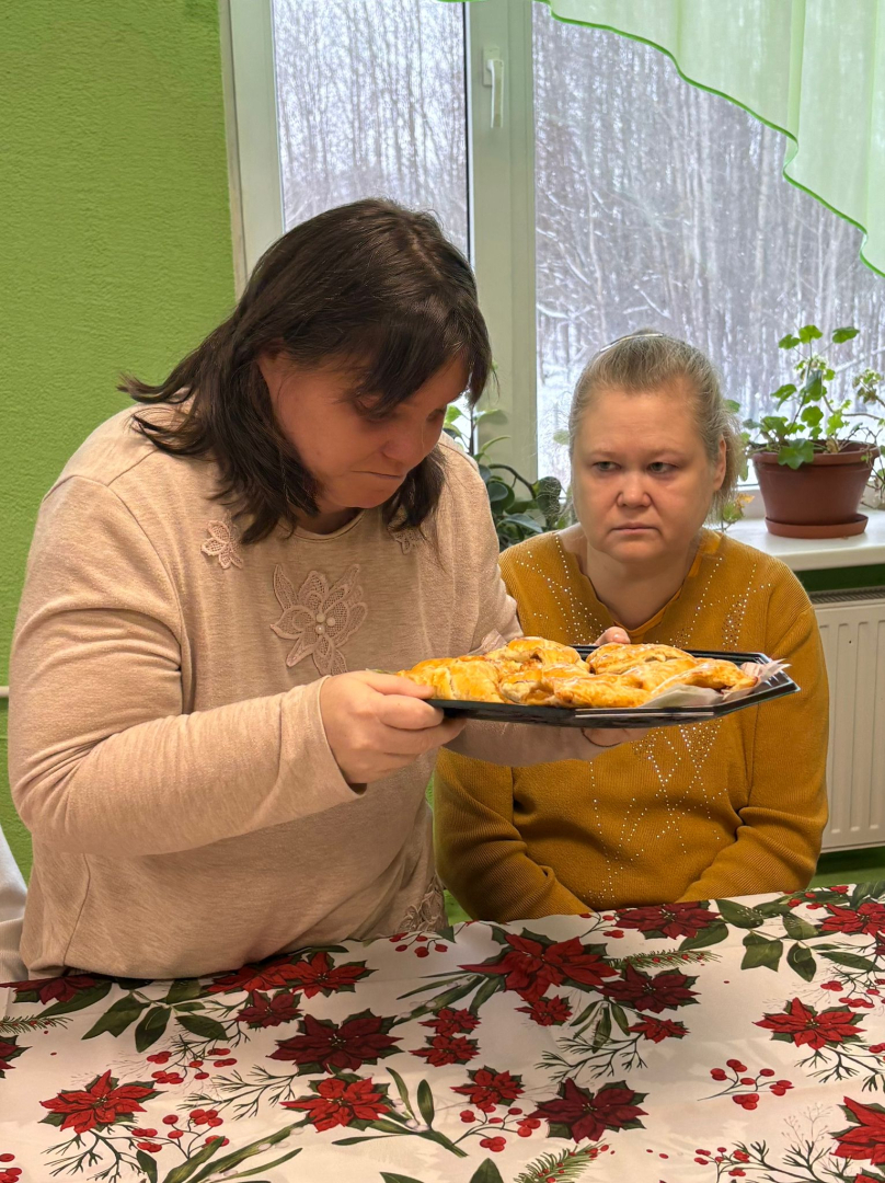 2 Sievietes pie pīrāgu šķīvja