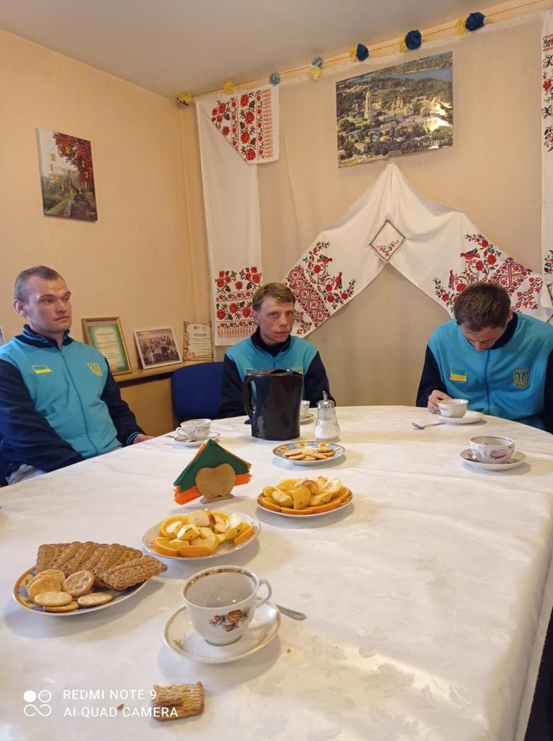 3 vīrieši pie galda