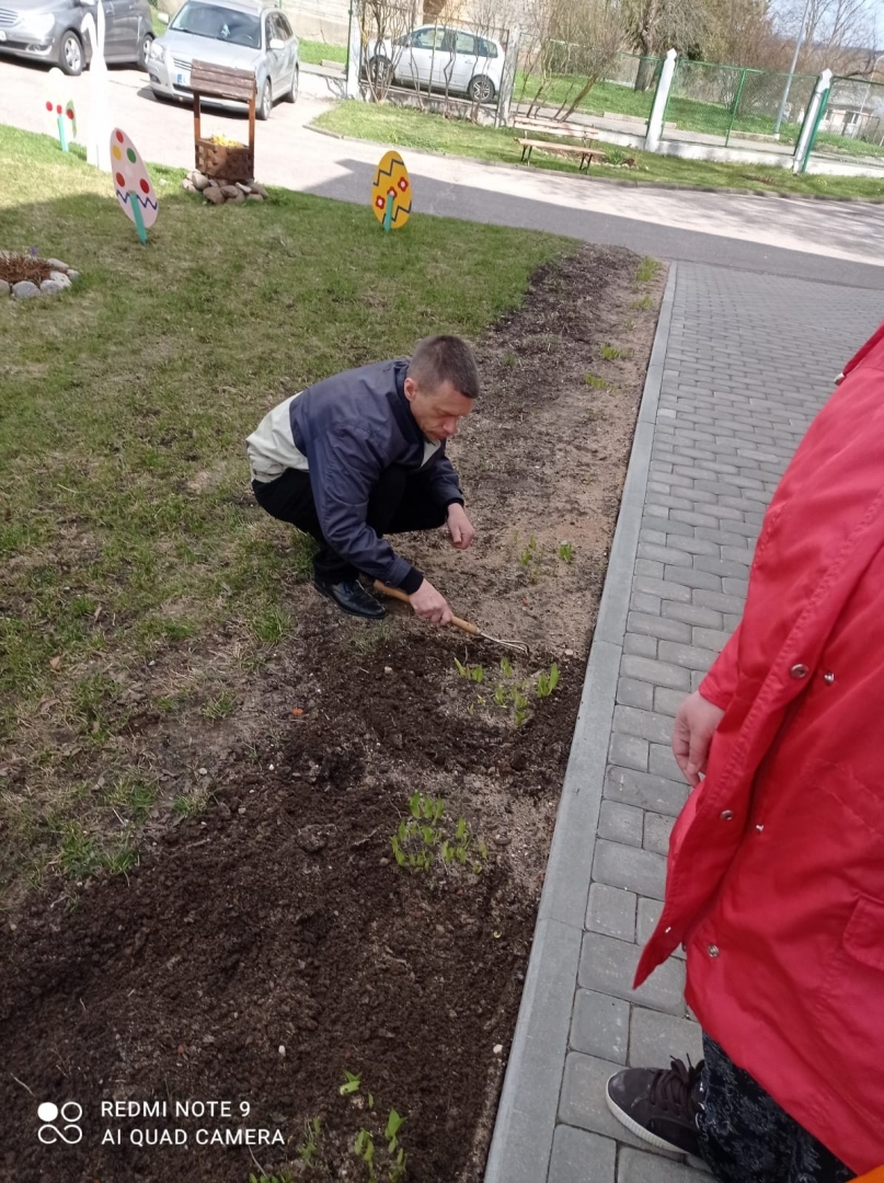 Cilvēks rušina puķudobi