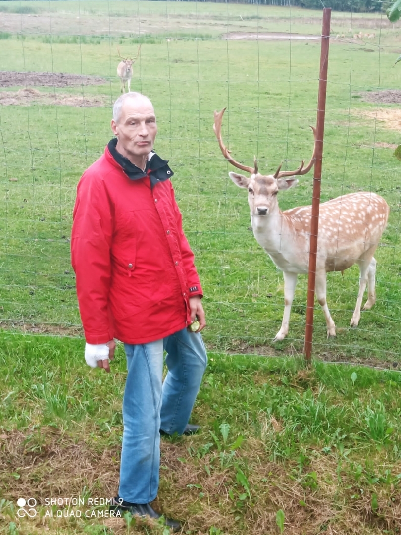 Klienti apskata dzīvniekus nožogojumā