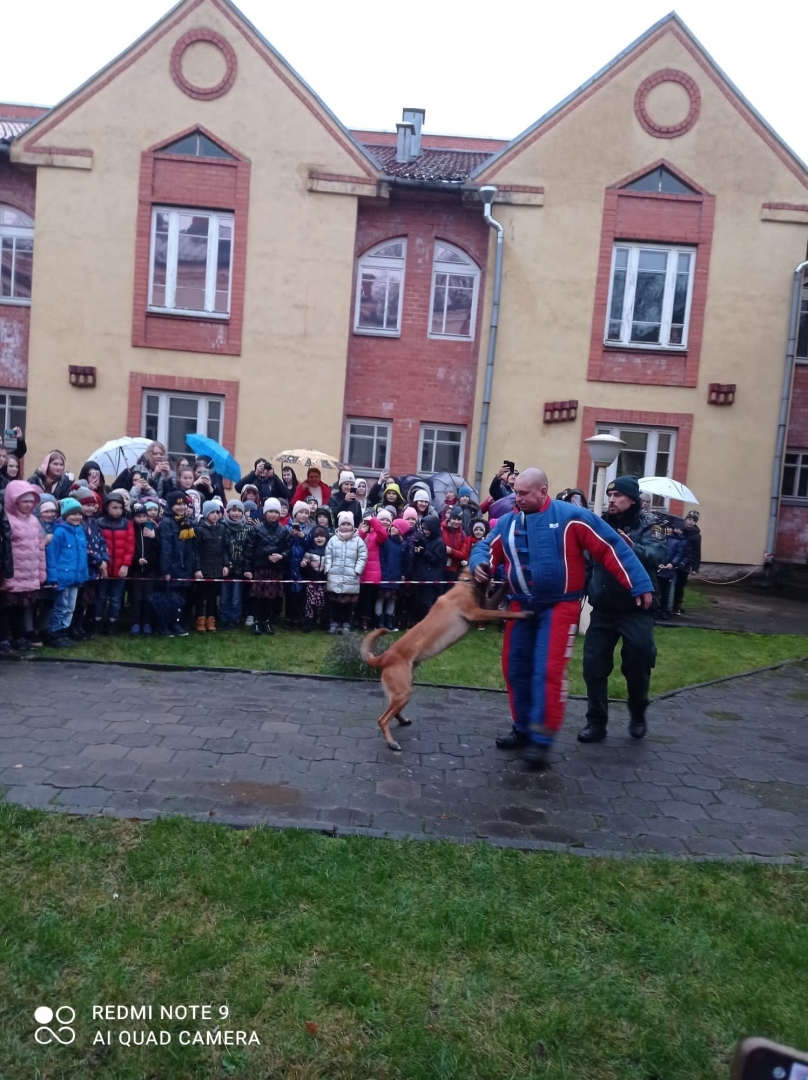 Klienti pie novadpētniecības muzeja