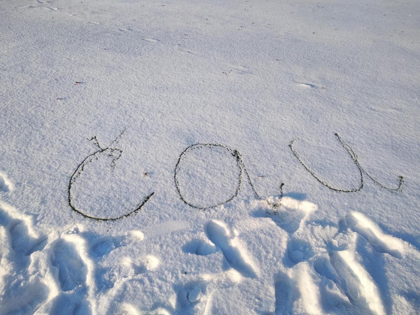Uzraksts "čau" sniegā