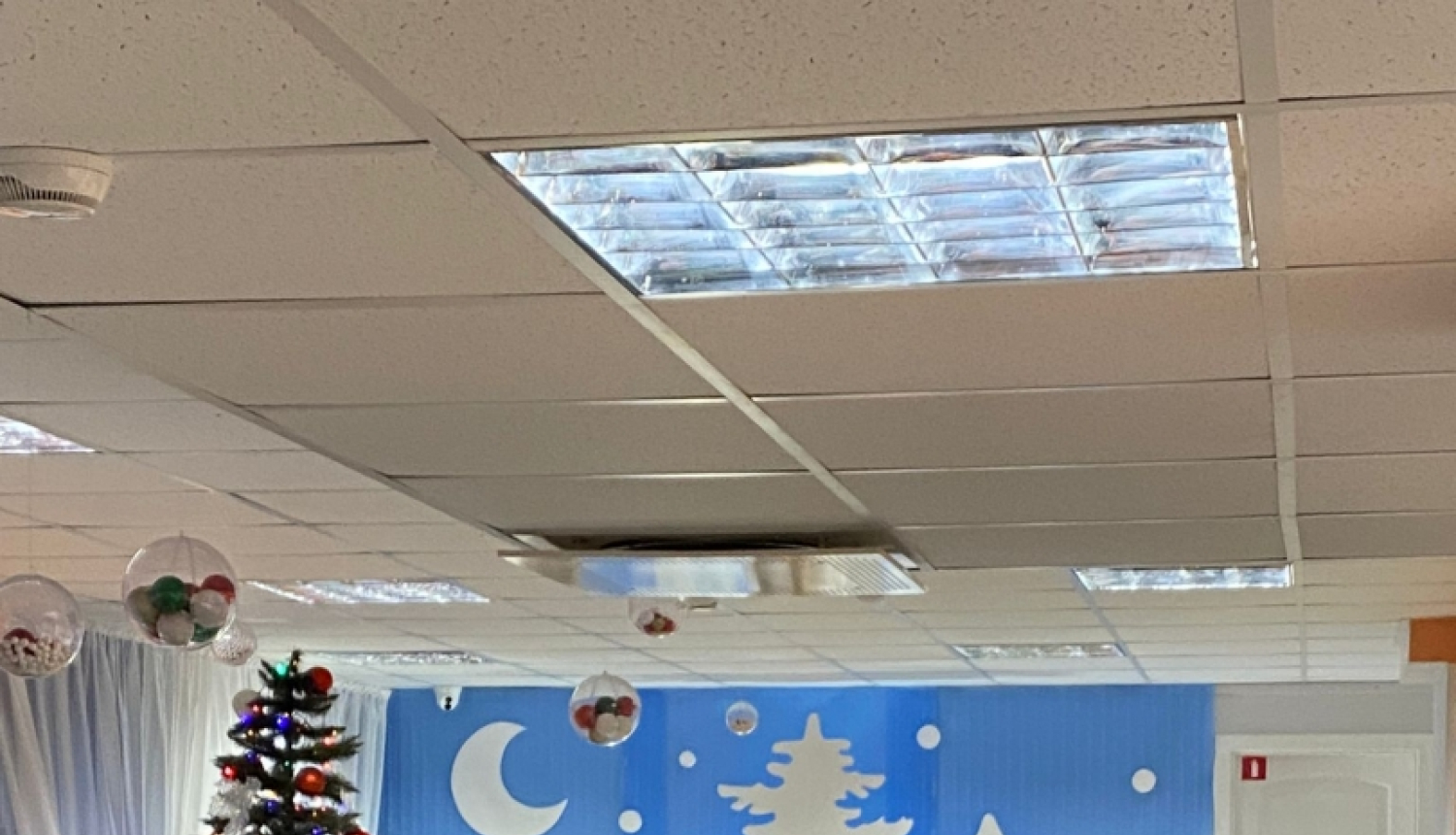 4 sievietes uzstājas uz skatuves