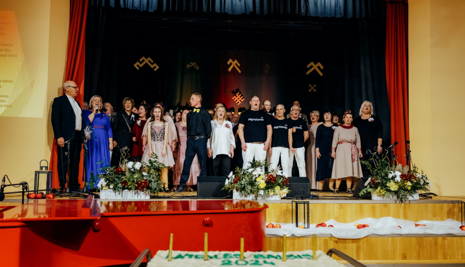 Daudz dziedātāju uz skatuves