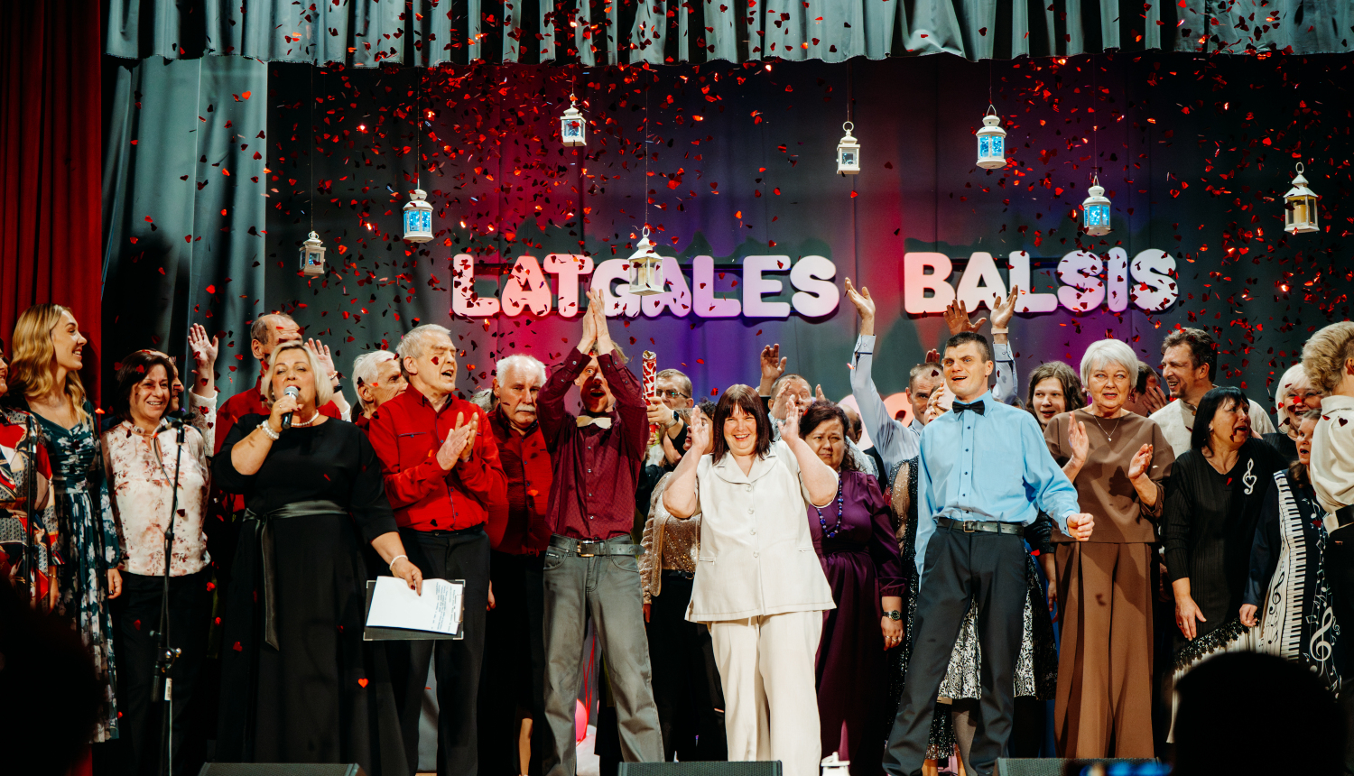 Dziedātāji uz skatuves kopbildei