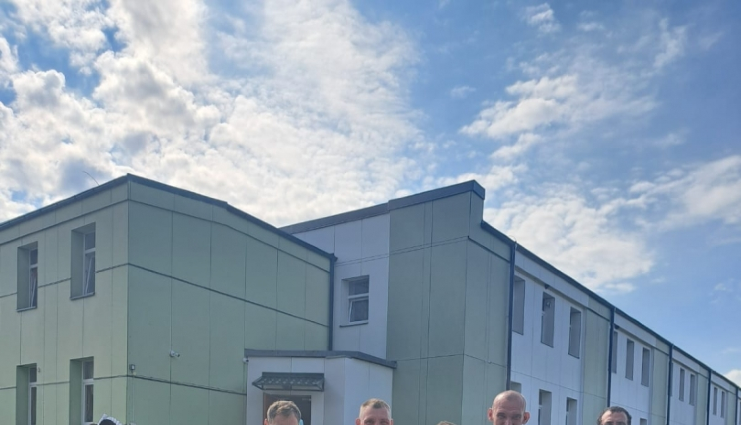 Soevoets Baroka laika tērpos, aiz viņām vīrieši Baroka laika tērpos