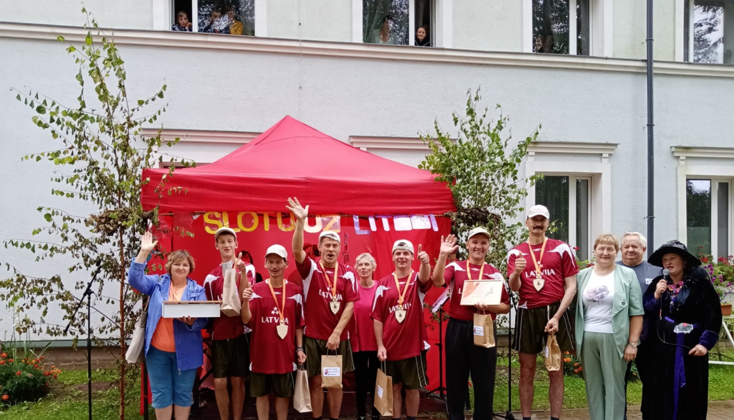 2024. gada klientu sporta spēles, dalībnieku kopbilde pie telts