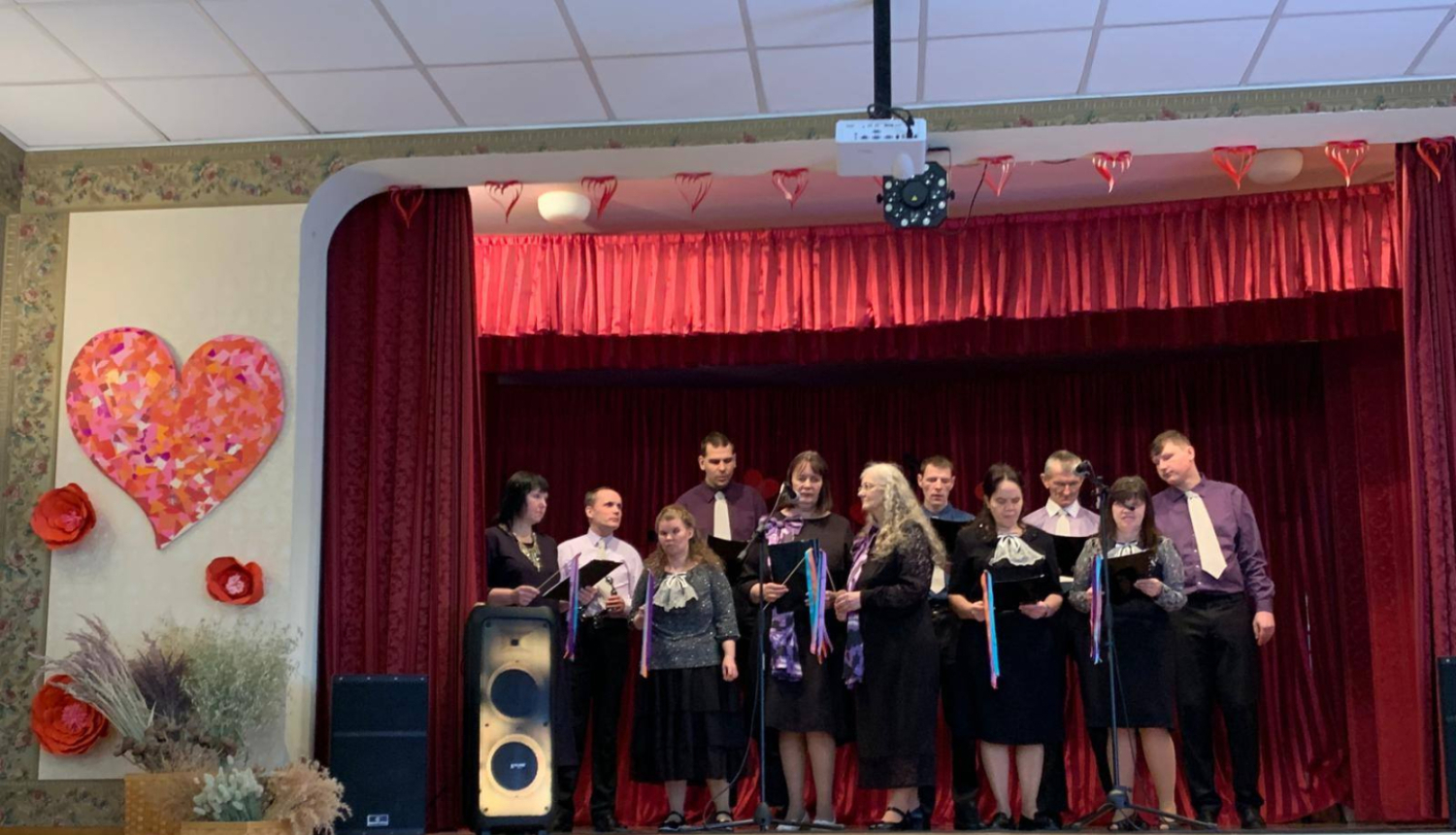 Mākslinieki dzied uz skatuves