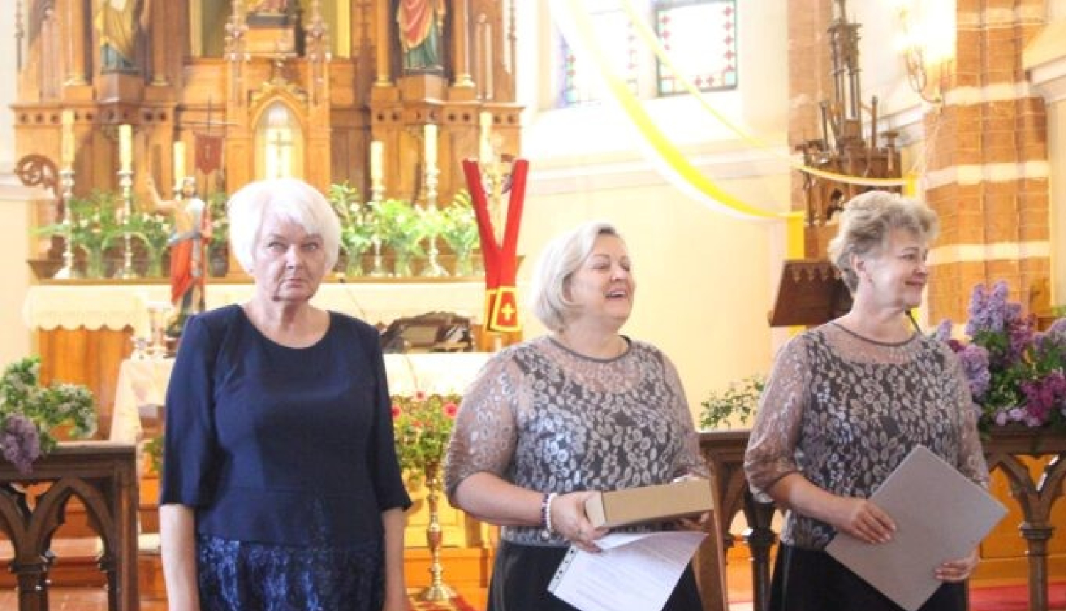 3 sieviets dzied baznīcā