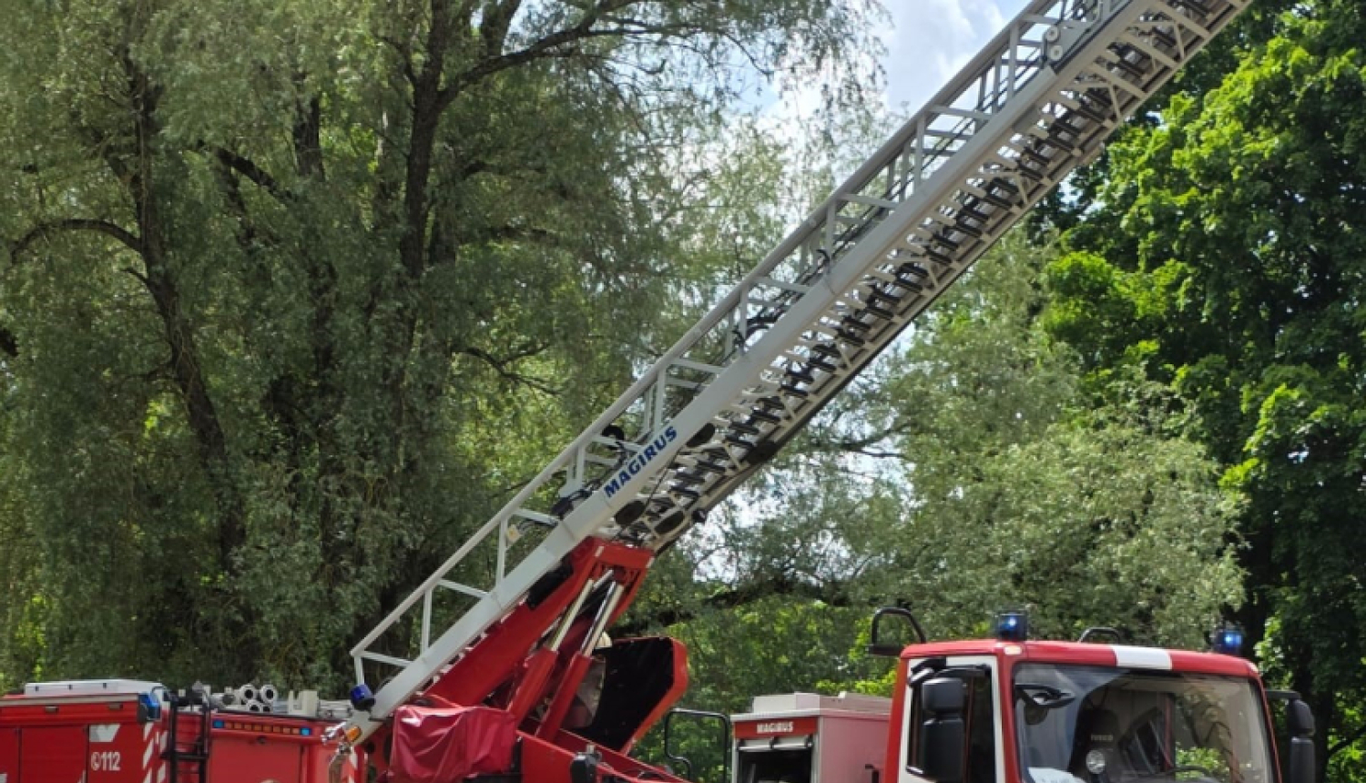 Ugunsdzēsēju auto ar paceltām kāpnēm