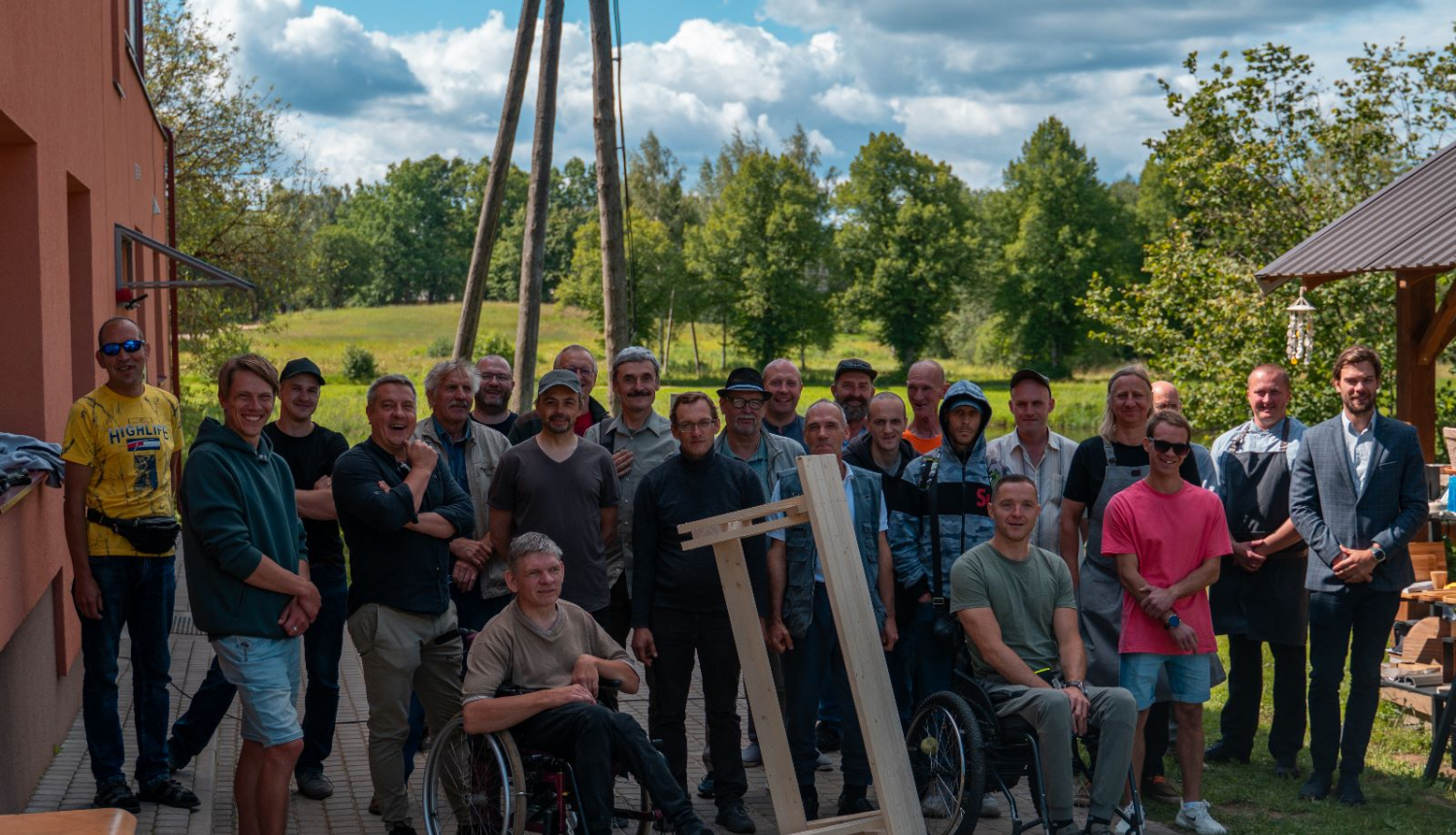 Komanda pozē pie izgatavotā sola