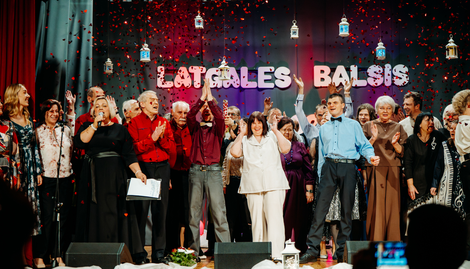 Dziedātāji uz skatuves kopbildei